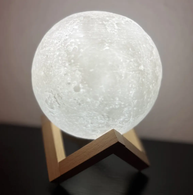 3D Mondlampe 1 3D Mondlampe mit realistischer Mondoberfläche und warmem LED-Licht