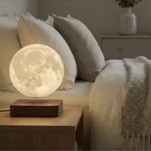 Moderne schwebende Mondlampe mit realistischer Mondoberfläche und elegantem Holzsockel.