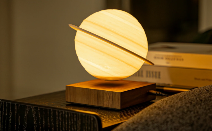 Schwebende Saturnlampe 2 chwebende Saturnlampe mit Magnetlevitation auf Holzsockel – Mondlampe Luxus