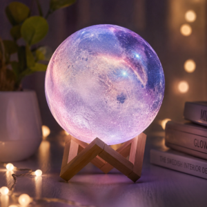 Galaxie Mondlampe mit leuchtenden Galaxy-Farben und realistischer Mondoberfläche